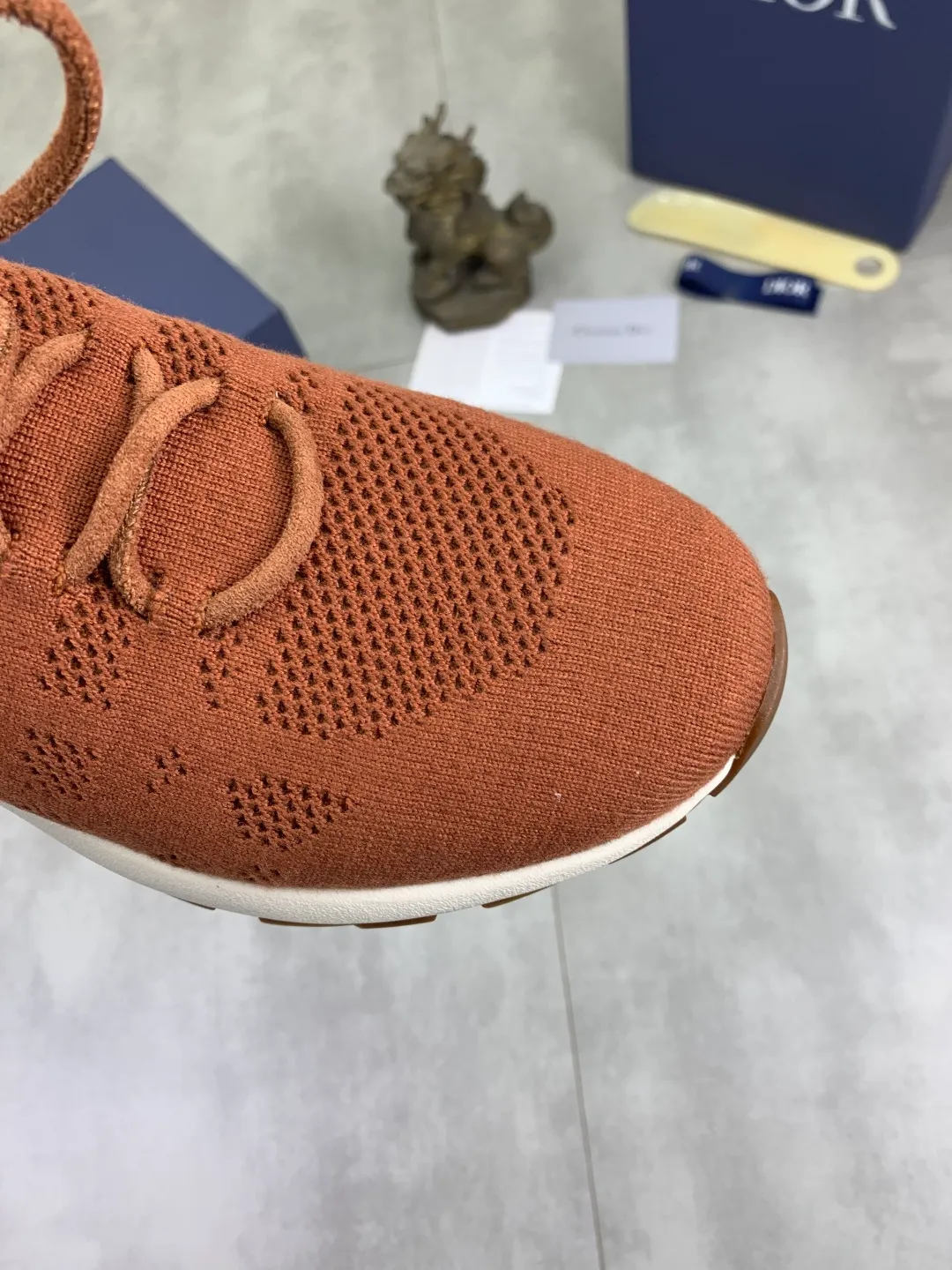 Men's men's shoes P400 new Dior Tech sneakers 2026 early spring series new products, with fashionable details, highlighting retro aesthetics. The fly-knit upper is spliced ​​with the sides of apricot transparent mesh fabric, and the leading edge of the upper window is laminated with high-frequency flat ironing and counter-pressure. The original craftsmanship is beautiful, comfortable and does not fall off. The interior is made of tonal sheep lining, which is soft and comfortable. The heel and tongue are embellished with the Paris logo. The textured TPU soles with the same tonal logo add to the high-end style.  Code number: 38-45 (46 customized)